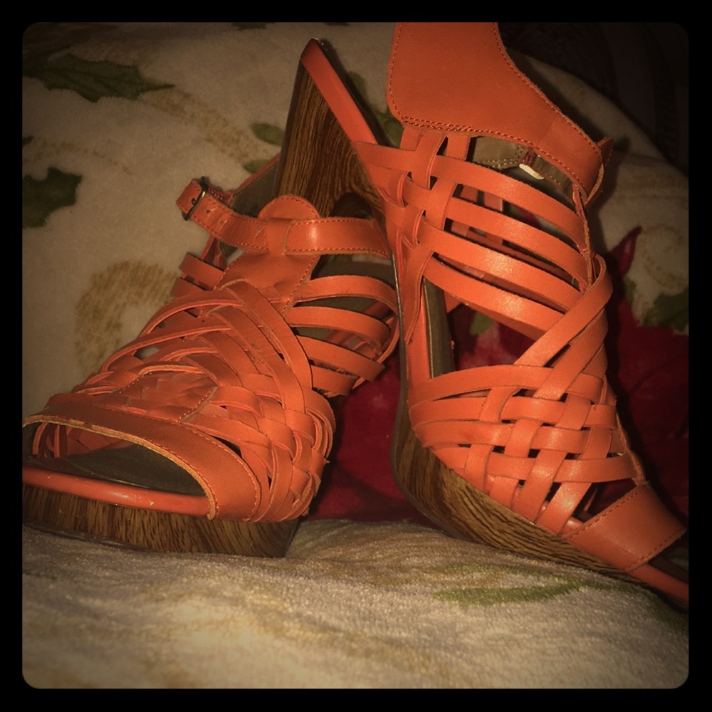 ❗️🔥 Orange heels❗️🔥 8.5 in women’s😱 very comfy